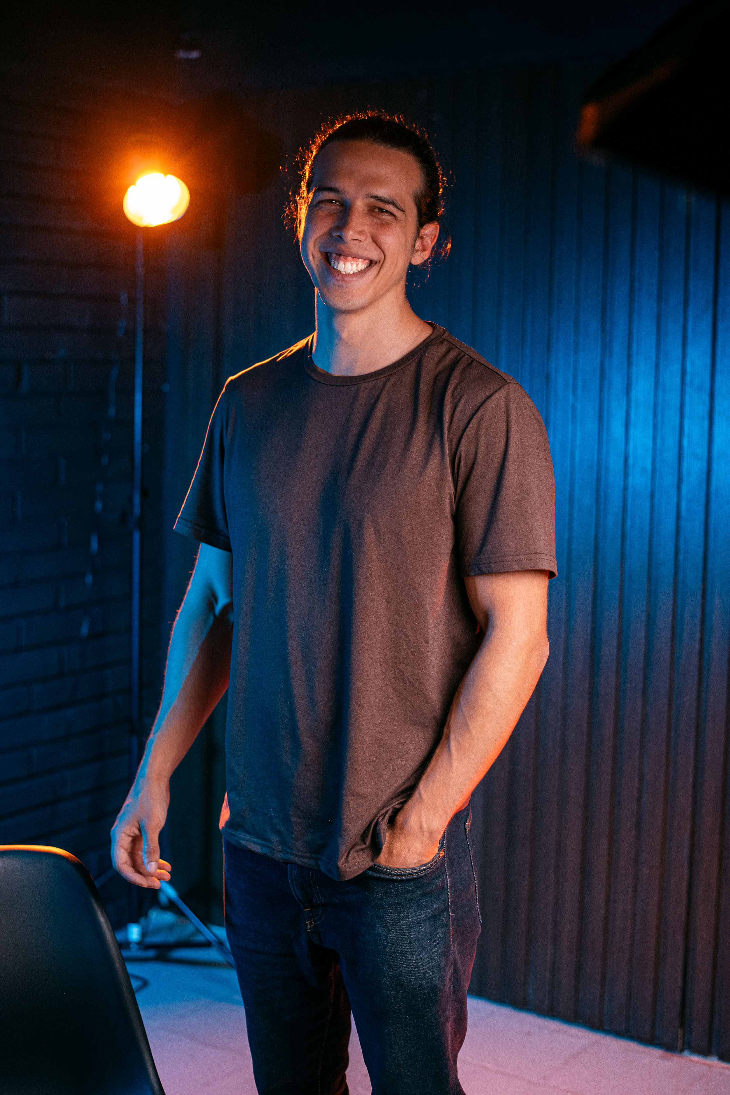 Daniel Ponceleón en un set de producción audiovisual